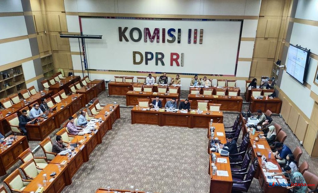 Wakil Ketua Komisi III DPR memimpin rapat pendidikan Polri berbasis HAM di DPR RI