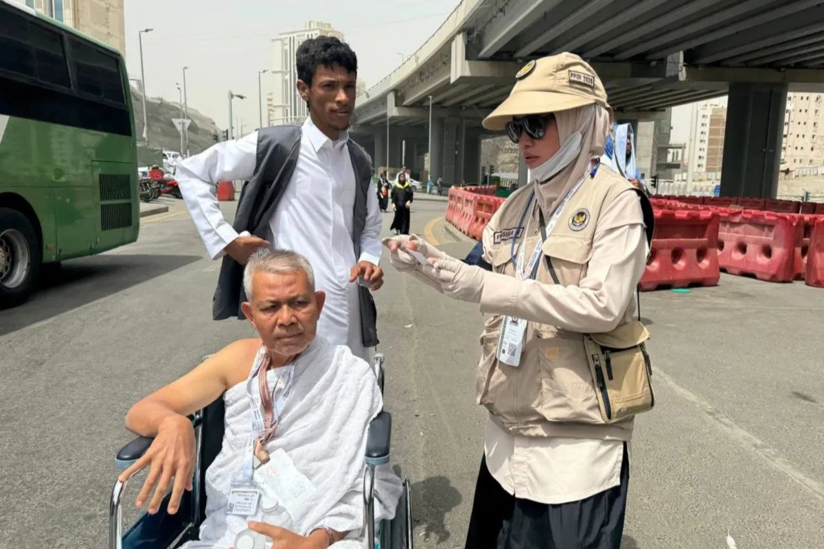 Perawat haji Indonesia melayani jamaah di Tanah Suci