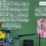 Barang bukti sindikat narkoba Gang Langgar berupa plastik klip, uang tunai, dan alat transaksi yang diamankan polisi di Samarinda