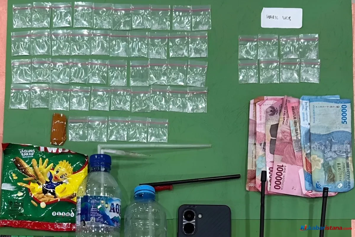 Barang bukti sindikat narkoba Gang Langgar berupa plastik klip, uang tunai, dan alat transaksi yang diamankan polisi di Samarinda