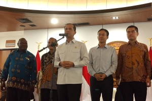 Menteri Transmigrasi M Iftitah Sulaiman Suryanagara saat melepas peserta program Kementrans kirim peserta ke China di Jakarta.
