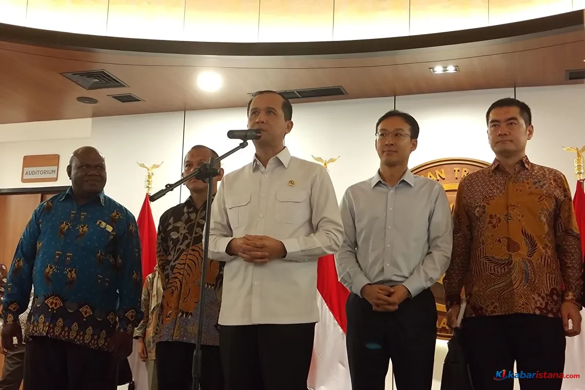Menteri Transmigrasi M Iftitah Sulaiman Suryanagara saat melepas peserta program Kementrans kirim peserta ke China di Jakarta.