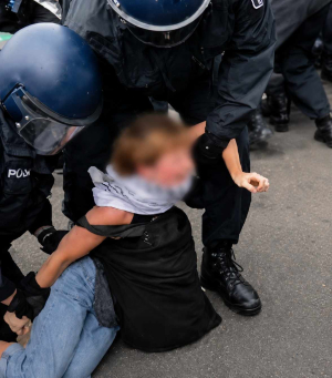 Polisi Berlin Palestina membawa demonstran pro-Palestina saat aksi berlangsung di Berlin