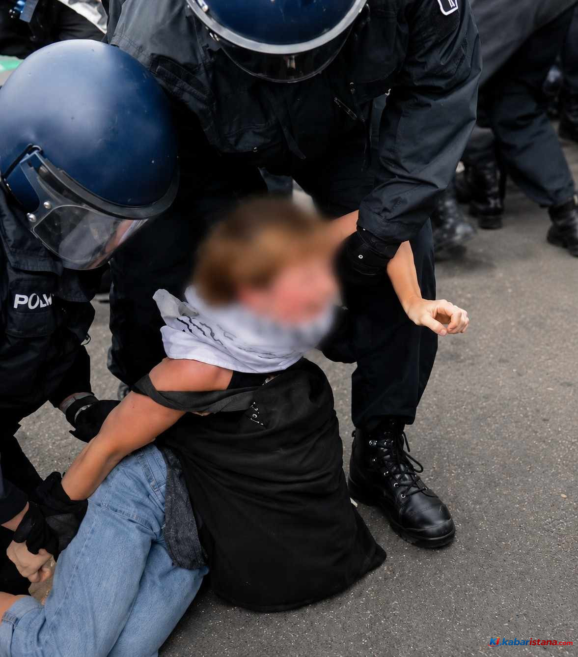 Polisi Berlin Palestina membawa demonstran pro-Palestina saat aksi berlangsung di Berlin