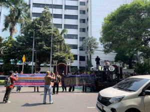 Demo HIMPUSEL Kemenag di depan Kantor Kementerian Agama RI
