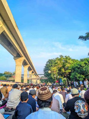 Jemaah melaksanakan Shalat Idul Adha 1447 Hijriah di kawasan Jakarta untuk memperkuat solidaritas sosial dan kebersamaan umat Muslim