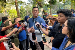 Penyaluran bantuan pangan oleh Bulog kepada masyarakat penerima manfaat di Indonesia pada 2026