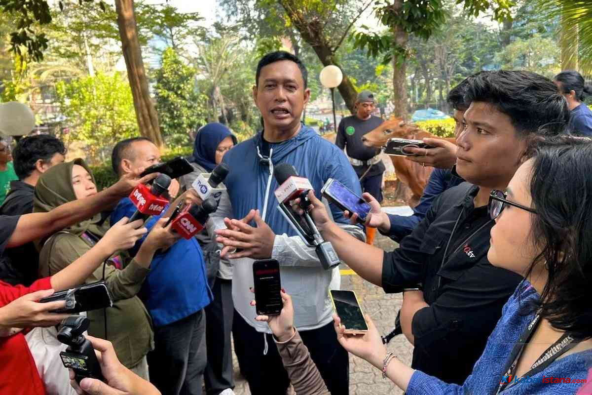 Penyaluran bantuan pangan oleh Bulog kepada masyarakat penerima manfaat di Indonesia pada 2026