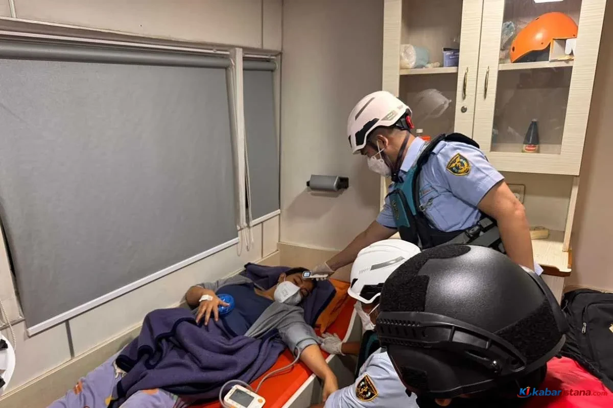 Basarnas evakuasi kru kapal pesiar Filipina yang sakit saat petugas karantina kesehatan melakukan pemeriksaan di kapal pesiar di perairan Aceh.