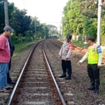 Polisi melakukan olah TKP kasus pria tewas tertabrak KRL di jalur rel Lenteng Agung, Jakarta Selatan.
