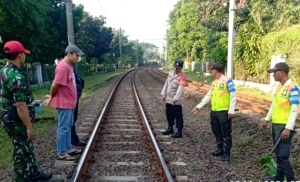 Polisi melakukan olah TKP kasus pria tewas tertabrak KRL di jalur rel Lenteng Agung, Jakarta Selatan.