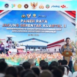 Kapolri Listyo Sigit Prabowo berbicara di podium saat panen jagung 2026 di Tuban, Jawa Timur, dihadiri petani dan pejabat, menekankan dukungan KUR untuk petani.
