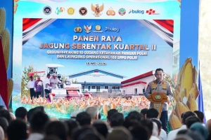 Kapolri Listyo Sigit Prabowo berbicara di podium saat panen jagung 2026 di Tuban, Jawa Timur, dihadiri petani dan pejabat, menekankan dukungan KUR untuk petani.