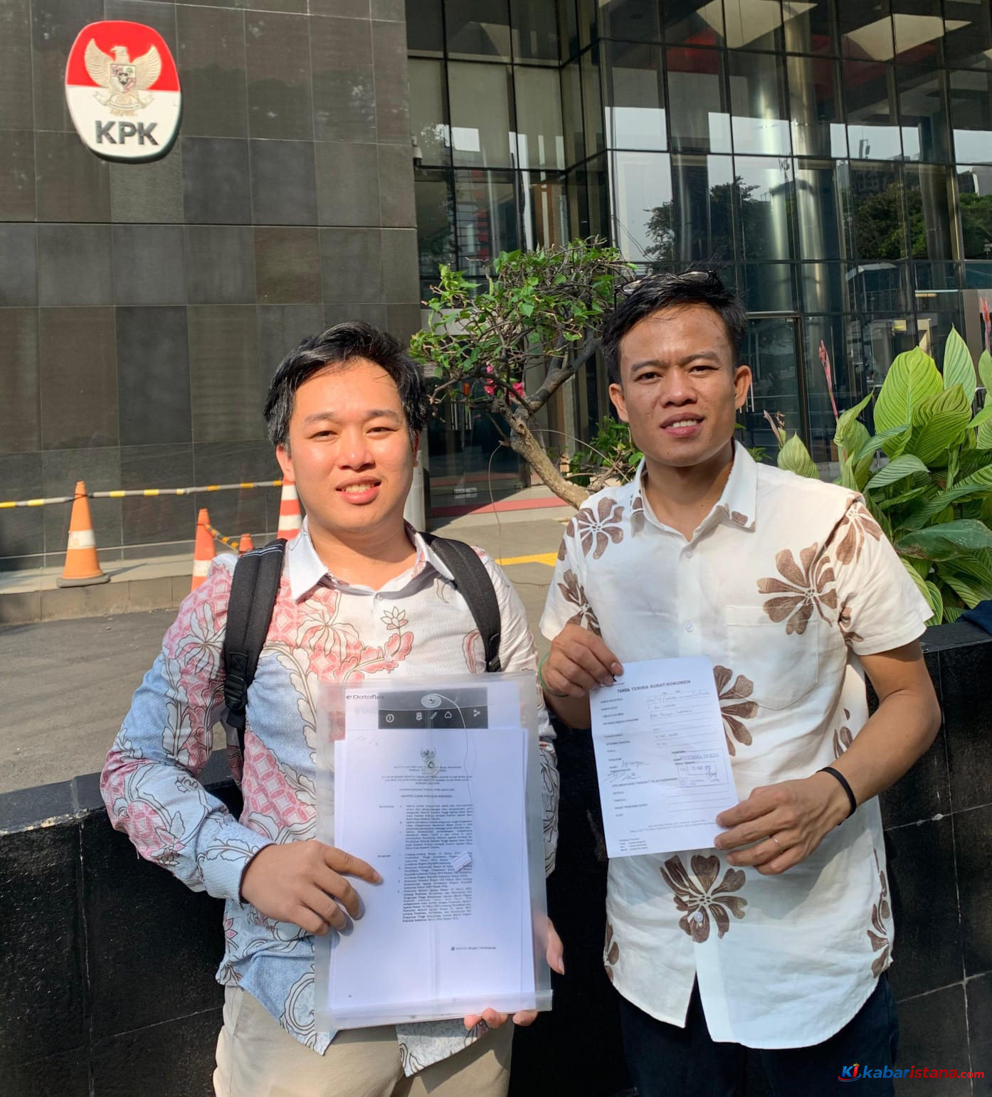 Perwakilan Puskom menunjukkan dokumen laporan dugaan suap izin prodi IAI Rawa Aopa usai melapor ke Gedung KPK RI di Jakarta.