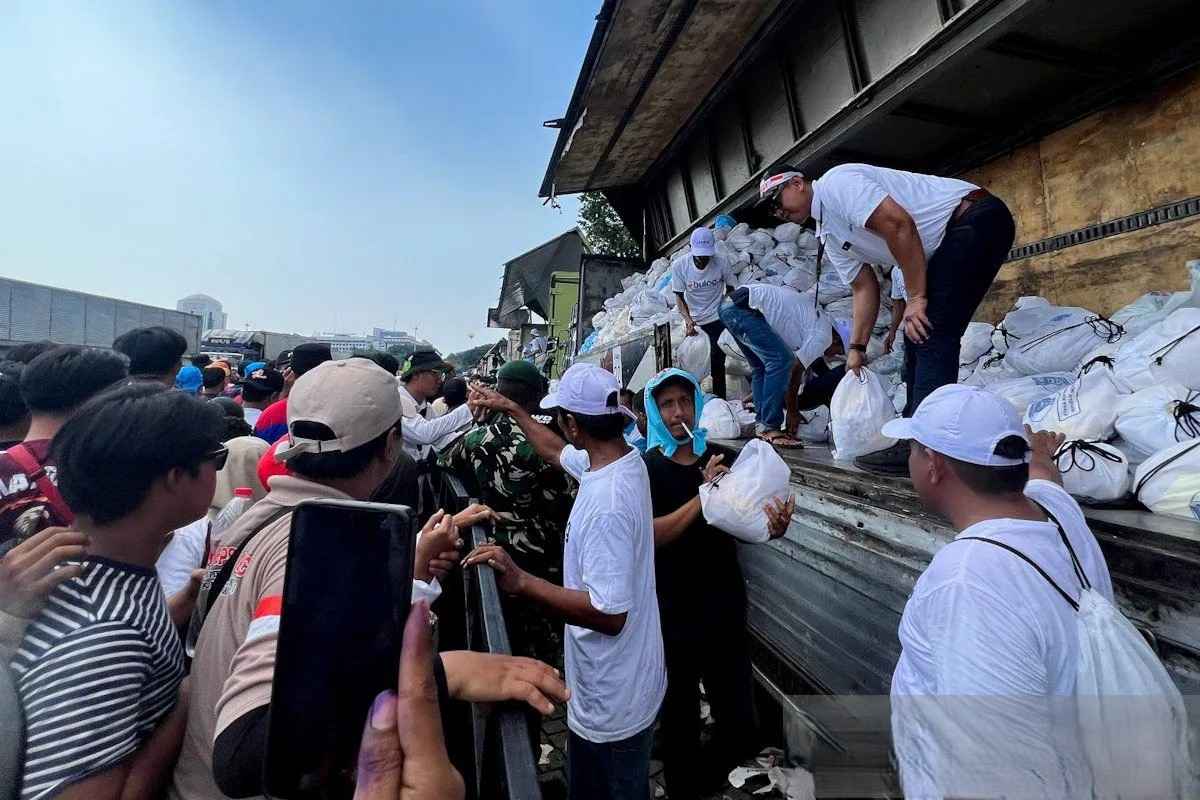 sembako May Day dibagikan Bulog kepada buruh di Monas Jakarta