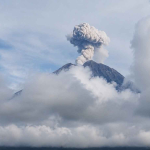 Gunung Semeru erupsi tiga kali dengan kolom abu setinggi 700 meter di Lumajang