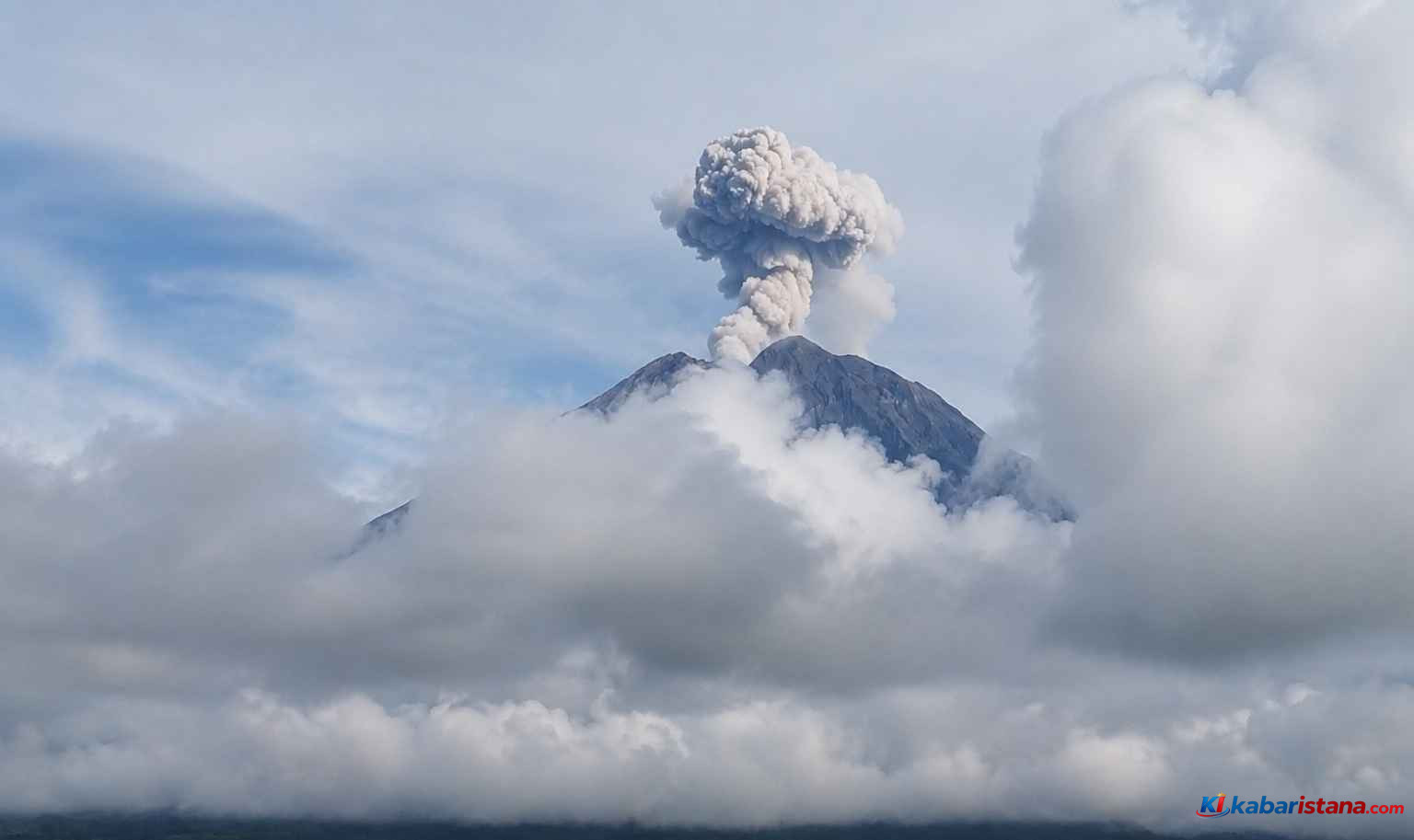 Gunung Semeru erupsi tiga kali dengan kolom abu setinggi 700 meter di Lumajang