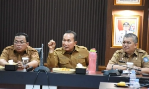 Bupati Kubu Raya Sujiwo memimpin rapat dispensasi solar subsidi Kubu Raya bersama jajaran pemerintah daerah untuk membahas kelangkaan BBM bagi nelayan dan angkutan sungai.