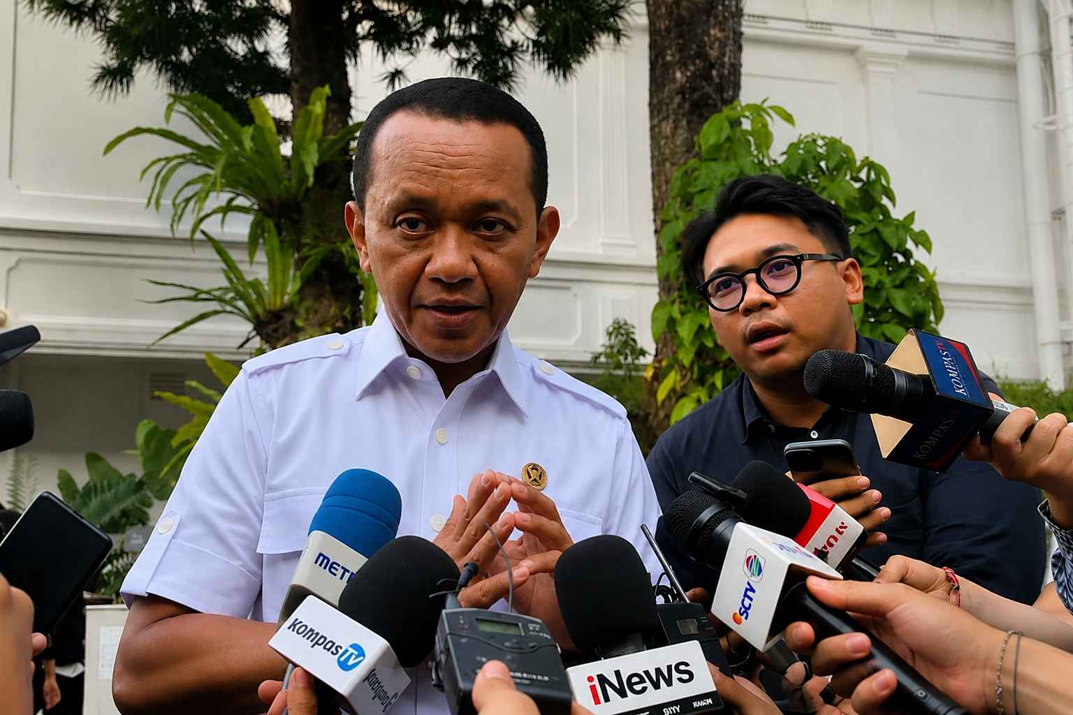 Bahlil menjelaskan harga patokan mineral kepada awak media di Jakarta