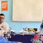 Filep Wamafma membahas ketimpangan pendidikan Fakfak bersama kepala sekolah di Distrik Kramomongga, Papua Barat.