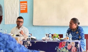 Filep Wamafma membahas ketimpangan pendidikan Fakfak bersama kepala sekolah di Distrik Kramomongga, Papua Barat.