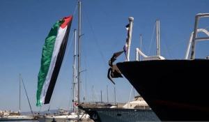 Aktivis Global Sumud menyiapkan kapal misi kemanusiaan menuju Gaza di Pelabuhan Syros Yunani
