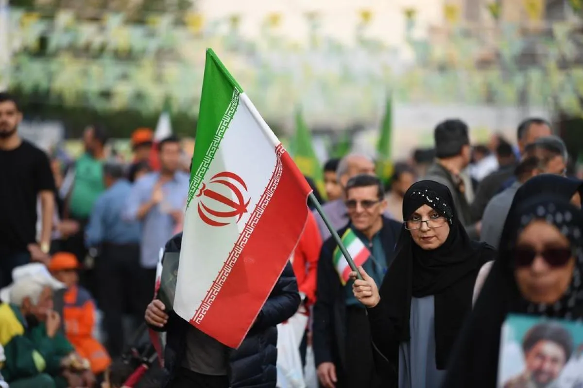 Iran akhiri perang AS ditandai bendera Iran dan Amerika Serikat