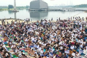 Ribuan jamaah mengikuti Sholat Idul Adha di kawasan Pantai Ancol Jakarta Utara saat libur Idul Adha Ancol.