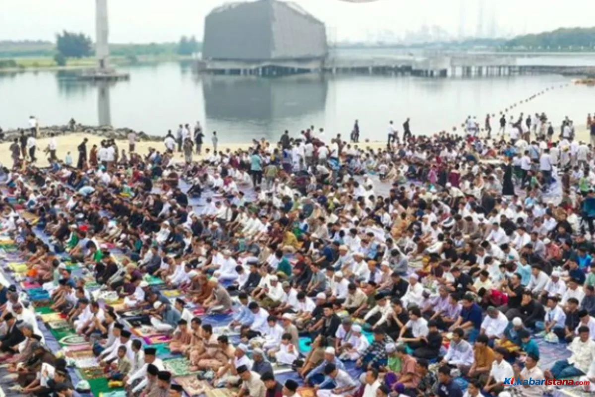 Ribuan jamaah mengikuti Sholat Idul Adha di kawasan Pantai Ancol Jakarta Utara saat libur Idul Adha Ancol.