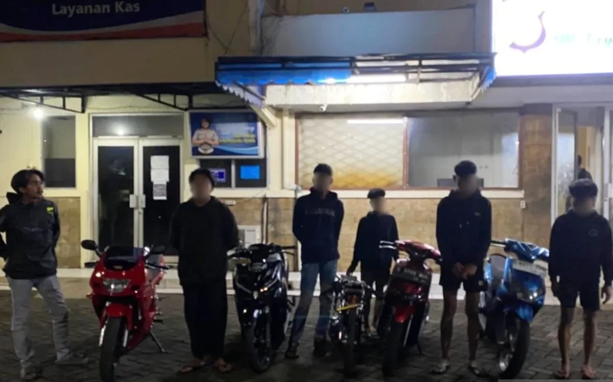 Polisi menggagalkan balap liar di Pulogadung dan mengamankan lima pemuda bersama sepeda motor saat patroli dini hari di Jakarta Timur.