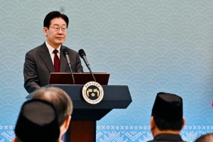 Presiden Korea Selatan Lee Jae Myung berpidato dalam agenda Jepang Korsel dialog energi di Blue House Korea Selatan.