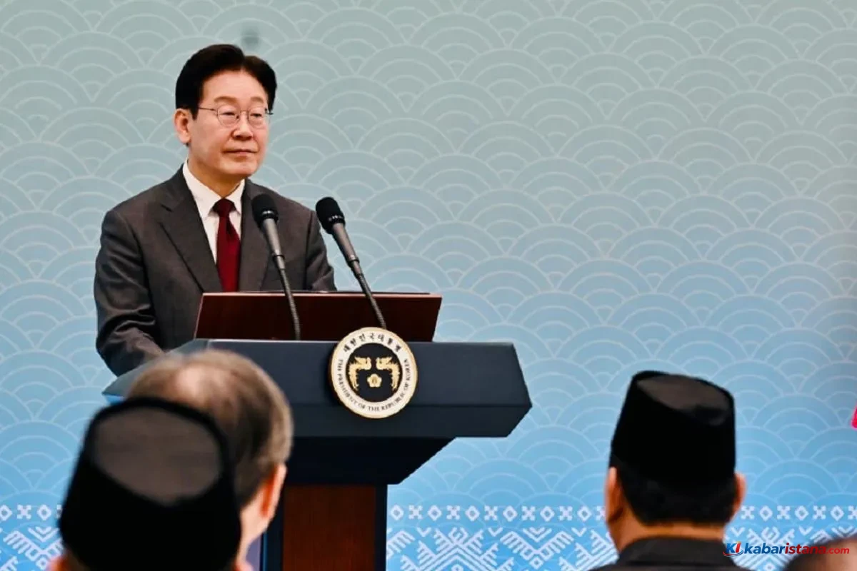 Presiden Korea Selatan Lee Jae Myung berpidato dalam agenda Jepang Korsel dialog energi di Blue House Korea Selatan.