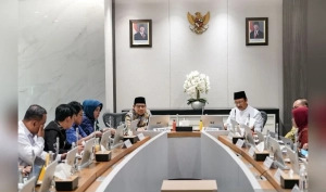 Rapat pembaruan data kemiskinan bersama Menko PM, Menteri Sosial, dan Kepala BPS di Jakarta.