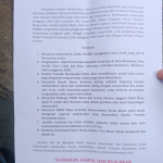 Aksi warga memprotes Jalan Rusak Lohia di ruas Mantobua-Korihi, Kabupaten Muna.