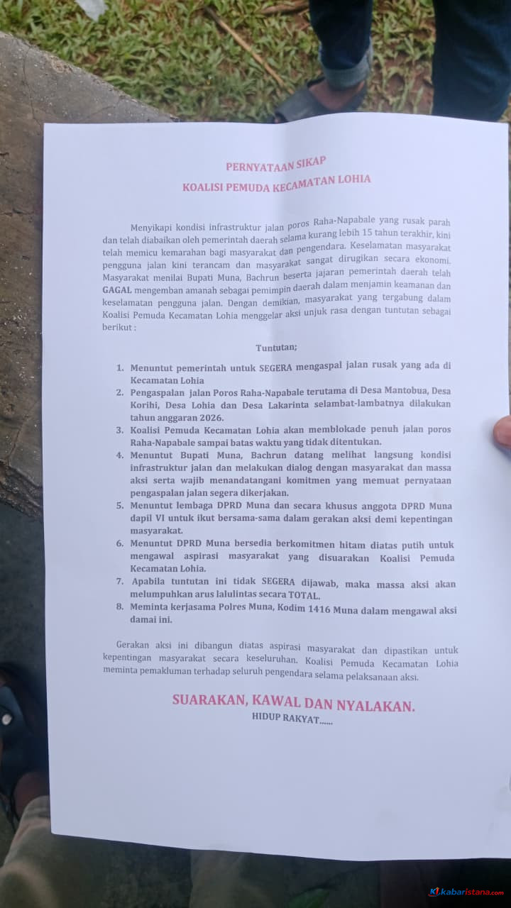 Aksi warga memprotes Jalan Rusak Lohia di ruas Mantobua-Korihi, Kabupaten Muna.