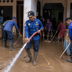 Personel Damkar membersihkan lumpur akibat banjir Kendari di rumah warga terdampak di Sulawesi Tenggara.