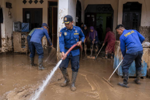 Personel Damkar membersihkan lumpur akibat banjir Kendari di rumah warga terdampak di Sulawesi Tenggara.