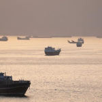 Iran serang kapal AS di Selat Hormuz dengan latar jalur pelayaran minyak dunia