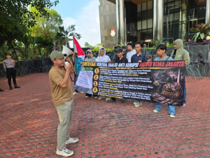 Aksi demonstrasi dugaan SPPD fiktif Ternate di depan Gedung KPK Jakarta dengan tuntutan pengusutan anggaran perjalanan dinas DPRD Kota Ternate Rp26,3 miliar.