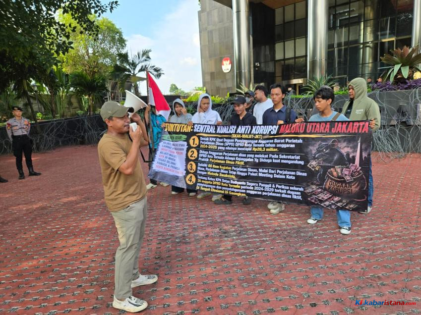 Aksi demonstrasi dugaan SPPD fiktif Ternate di depan Gedung KPK Jakarta dengan tuntutan pengusutan anggaran perjalanan dinas DPRD Kota Ternate Rp26,3 miliar.