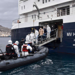 Evakuasi penumpang MV Hondius terkait risiko hantavirus di Eropa di Pelabuhan Granadilla Tenerife Spanyol.
