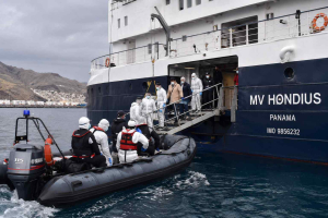 Evakuasi penumpang MV Hondius terkait risiko hantavirus di Eropa di Pelabuhan Granadilla Tenerife Spanyol.