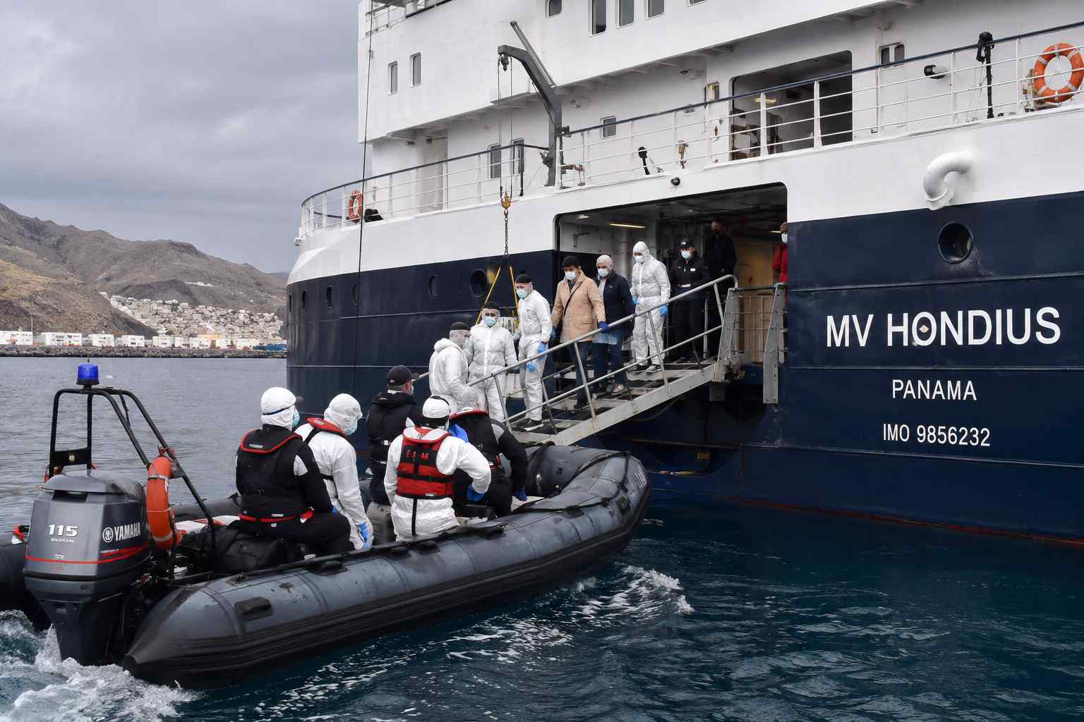 Evakuasi penumpang MV Hondius terkait risiko hantavirus di Eropa di Pelabuhan Granadilla Tenerife Spanyol.