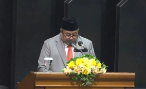 Rano Karno menyampaikan usulan Revisi Perda Pajak DKI dalam Rapat Paripurna DPRD DKI Jakarta.