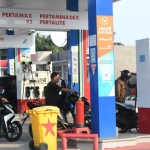 Pengendara mengisi BBM di SPBU terkait HIPMI kenaikan harga Pertamax sebagai upaya menjaga fiskal negara.