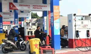 Pengendara mengisi BBM di SPBU terkait HIPMI kenaikan harga Pertamax sebagai upaya menjaga fiskal negara.