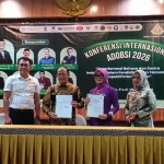 Literasi bukan sekadar membaca: Kepala Badan Bahasa Hafidz Muksin dan Ketua Umum Adobsi Dr. Wati Istanti menunjukkan dokumen kerja sama untuk memperkuat literasi dan pendidikan Bahasa Indonesia di Semarang.