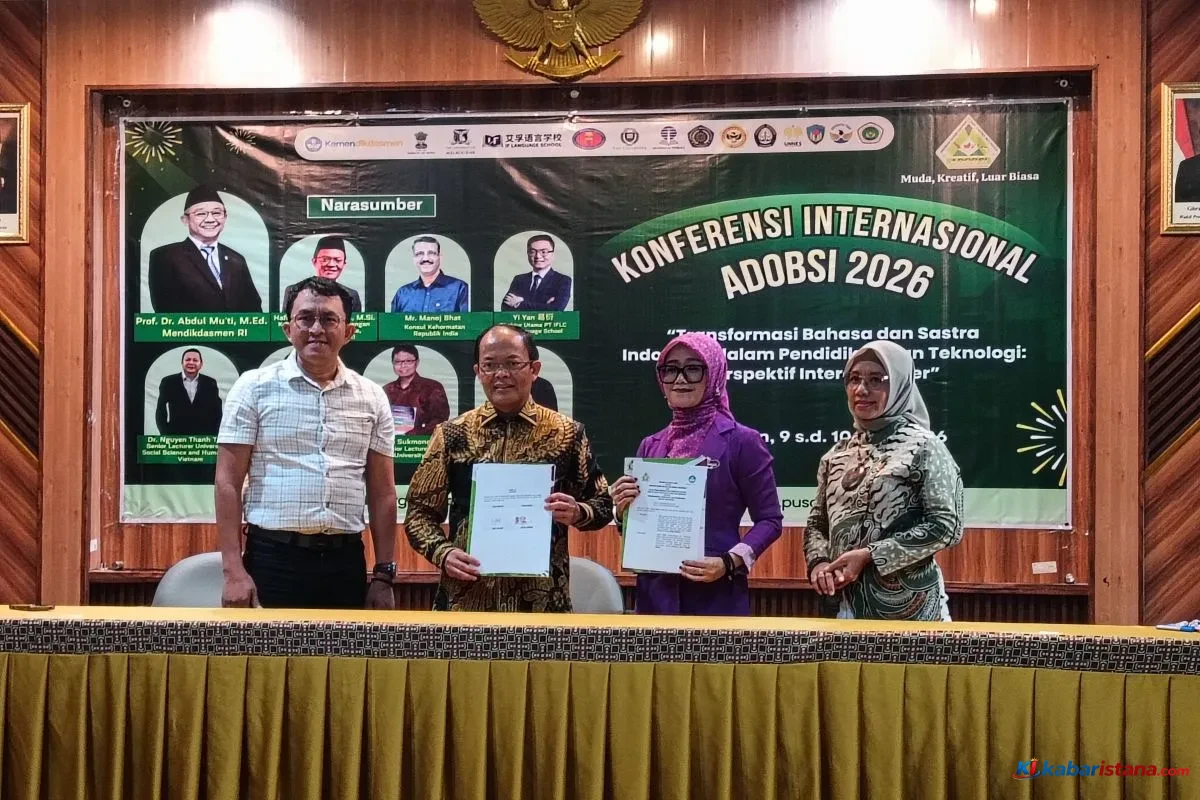 Literasi bukan sekadar membaca: Kepala Badan Bahasa Hafidz Muksin dan Ketua Umum Adobsi Dr. Wati Istanti menunjukkan dokumen kerja sama untuk memperkuat literasi dan pendidikan Bahasa Indonesia di Semarang.