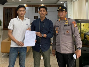 Aksi demonstrasi pemuda di Kementerian Kehutanan menyoroti dugaan aktivitas PT DMS Konawe Utara yang membangun jetty di kawasan hutan mangrove.