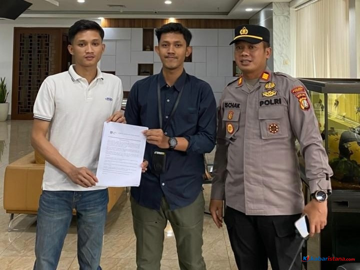 Aksi demonstrasi pemuda di Kementerian Kehutanan menyoroti dugaan aktivitas PT DMS Konawe Utara yang membangun jetty di kawasan hutan mangrove.